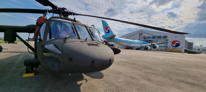 대한항공은 21일 경기도 성남 서울공항에서 개최 중인 ‘2021 서울 국제 항공우주 및 방위산업 전시회(ADEX 2021)'에서 미국 시콜스키사와 UH-60P 블랙호크(Black Hawk) 기술협력 30주년 기념행사를 진행했다. 사진=대한항공.
