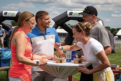 ▲ 더CJ컵에서 외국인이 비비고를 맛보고 있다. 사진제공 = CJ제일제당