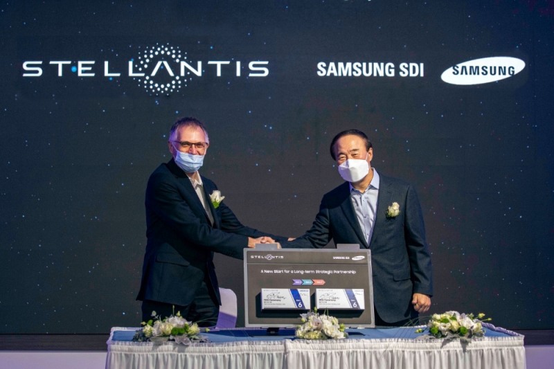 삼성SDI 전영현 사장(오른쪽)과 스텔란티스 카를로스 타바레스 CEO(왼쪽)가 삼성SDI 헝가리법인에서 만나 합작법인 MOU 체결하고 기념촬영을 하고 있다. 제공=삼성SDI.