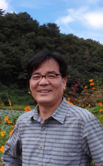 LG복지재단은 25년간 무료진료 등 봉사의 삶을 실천하고, 교통사고 부상자를 돕다 숨진 故 이영곤 원장 (61, 이영곤내과의원)에게 ‘LG의인상’을 수여했다. 사진=LG.