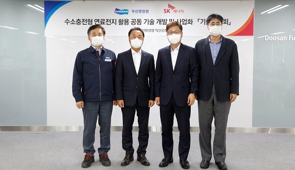 왼쪽부터) 두산퓨얼셀 문형원 Operation본부장, 두산퓨얼셀 이승준 영업본부장,SK에너지 강동수 S&P추진단장, SK에너지 장호준 에너지솔루션담당.