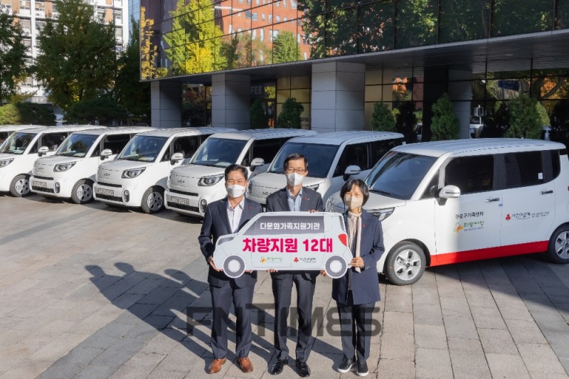 방문규 한국수출입은행장(가운데)이 28일 오후 여의도 수출입은행 본점에서 김상균 사랑의열매 사무총장(왼쪽)과 함께 각 기관을 대표해 참석한 정종운 구로구 다문화가족지원센터 대표에게 차량 12대를 전달했다./사진=한국수출입은행