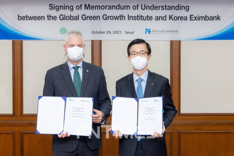 방문규 한국수출입은행장(오른쪽)과 프랭크 라이스베르만(Fran Rijsberman) 글로벌녹색성장기구(GGGI) 사무총장이 29일 오후 수출입은행 본사에서 '녹색성장 협력을 위한 업무협약서'에 서명한 뒤 기념촬영하고 있다./사진=한국수출입은행
