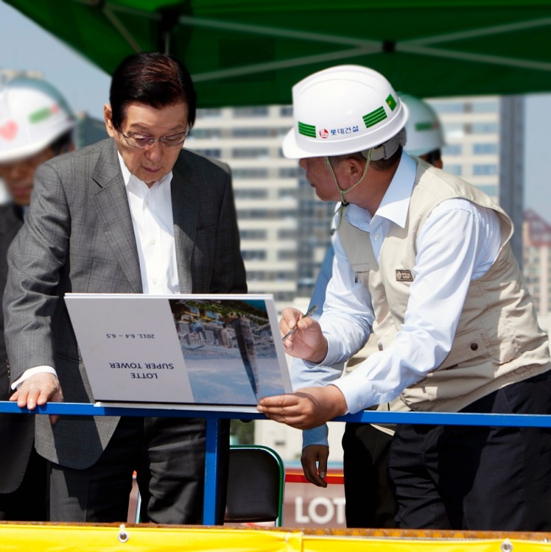 2011년 롯데월드 타워부지 방문./ 사진제공 = 롯데지주