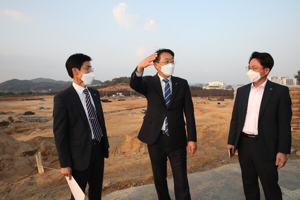김현준 LH 사장(가운데)이 세종 조치원과 연기지구 현장을 찾아 현장 점검을 진행하고 있다. / 사진제공=LH