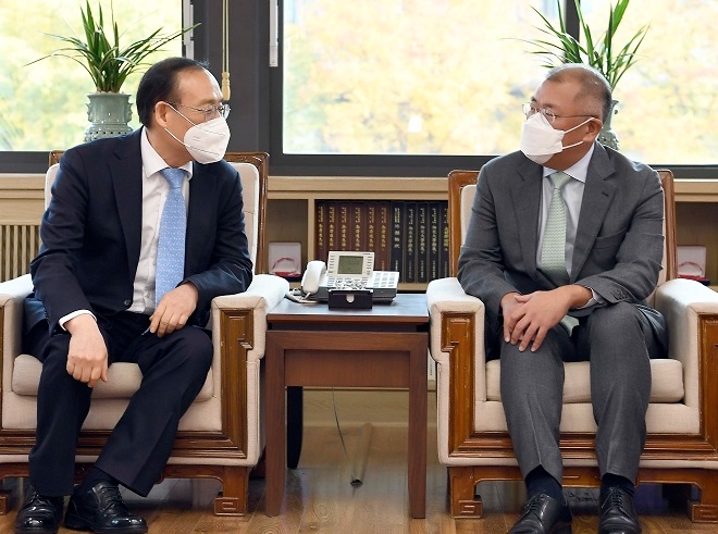 서울대 오세정 총장(왼쪽)과 현대차그룹 정의선 회장. 제공=현대차그룹.