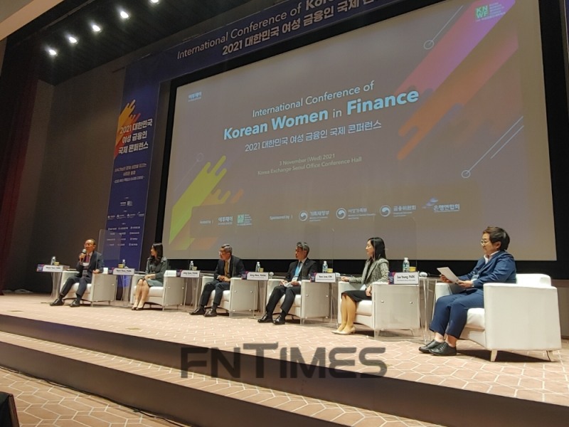 (왼쪽부터) 최운열 전 더불어민주당 국회의원과 박현남 도이치은행 대표, 윤종규 KB금융지주 회장, 윤종원 IBK기업은행 은행장, 김연준 금융위원회 금융산업국 은행과장, 박선영 한국여성정책연구원 선임연구원이 3일 경제신문 〈이투데이〉와 (사)여성금융인네트워크가 주최한 ‘2021 대한민국 여성 금융인 국제 콘퍼런스’ 두 번째 세션 패널토론에 참여하고 있다./사진=임지윤 기자