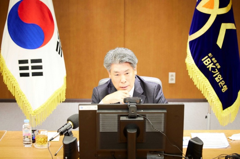 지난 2일 OECD가 개최한 비대면 국제 포럼에서 윤종원 IBK기업은행장이 각국의 중소기업금융을 대표하는 은행장들과 논의하고 있는 모습./사진=IBK기업은행