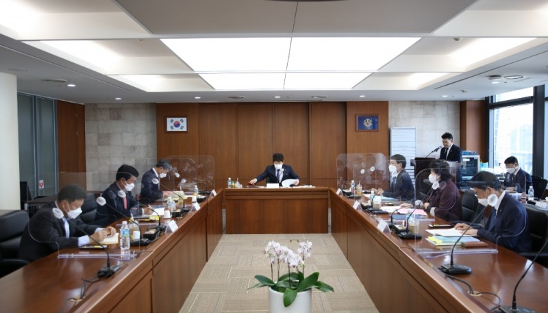 김윤식 신협중앙회장(가운데)이 신협 금융소비자보호 내부통제위원회 회의를 주관하고 있다. /사진제공=신협중앙회