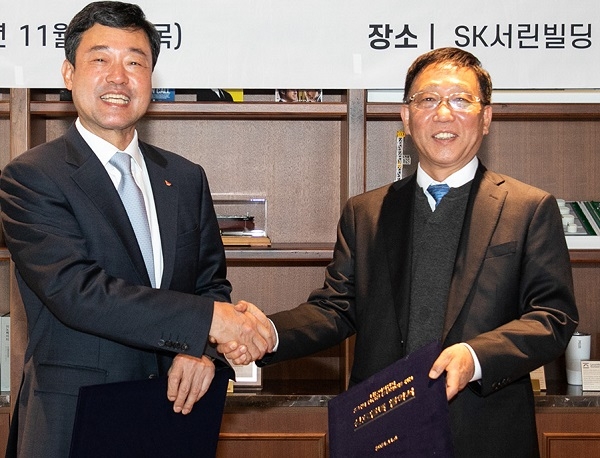 지동섭 SK온 대표(왼쪽)과 명성호 한국전기연구원장이 4일 서울 종로구 SK서린빌딩에서 '리튬이온전지 초격자 안정성 품질확보'를 위한 상호협력 협약을 맺고 기념촬영을 하고 있다. 제공=SK온.