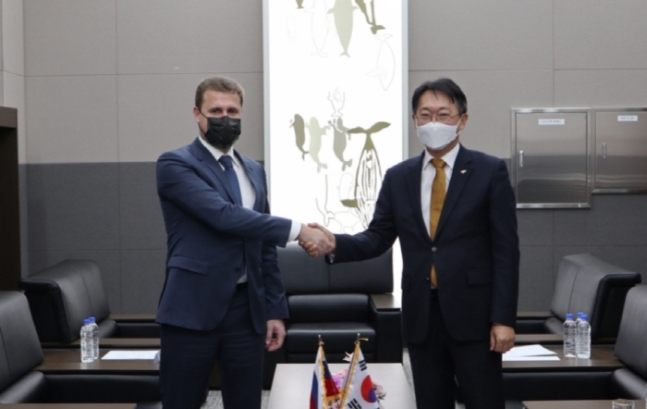LH 김현준 사장(오른쪽), 체쿤코프 러시아 극동북극개발부 장관(왼쪽) / 사진제공=LH