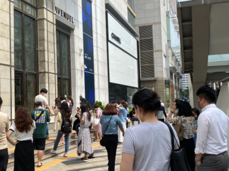 소공동 롯데백화점 앞에서 입장을 기다리는 고객 모습./ 사진제공 = 한국금융신문 본사취재