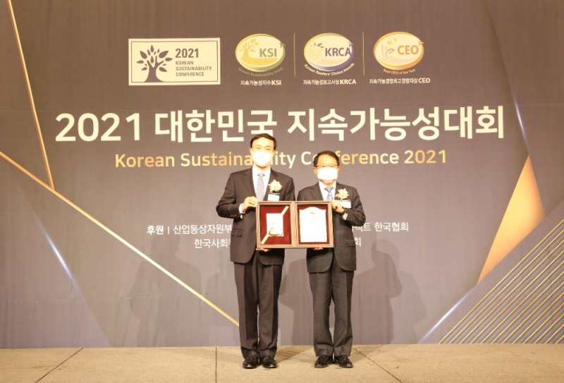 신한카드가 한국표준협회 주관 ’2021 대한민국 지속가능성 대회’에서 ‘대한민국 지속가능성지수(KSI)’ 신용카드 부문 1위 기업에 선정됐다고 5일 밝혔다. /사진제공=신한카드