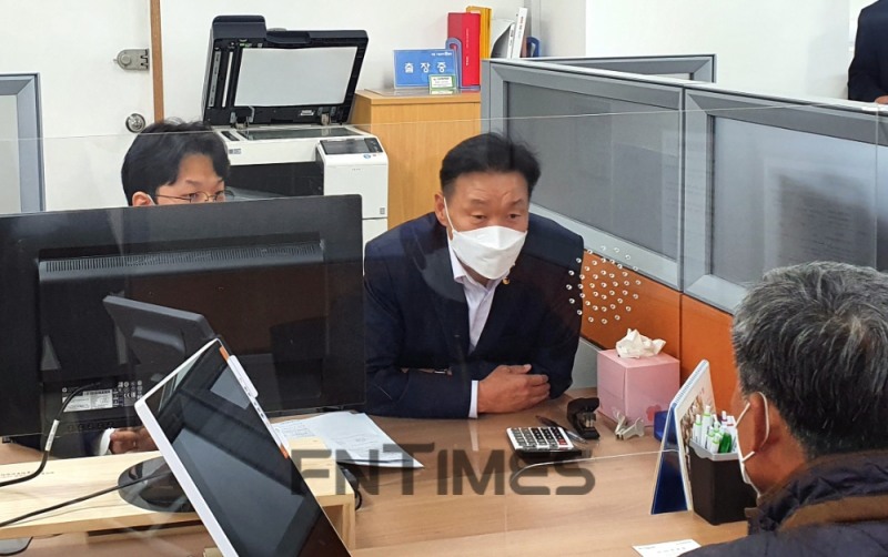 이계문 신용회복위원장이 포항서민금융통합지원센터를 찾아 오래전부터 빚을 갚지 못하는 고객에게 채무조정과 취업지원을 안내하고 있다./사진=신용회복위원회