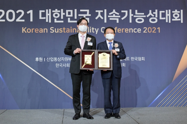 교보생명이 '대한민국 지속가능성지수' 12년 연속 1위를 수상했다. 조대규 교보생명 지속경영기획실장(사진 왼쪽)과 강명수 한국표준협회 회장이 기념 사진 촬영을 하고 있다./사진제공= 교보생명