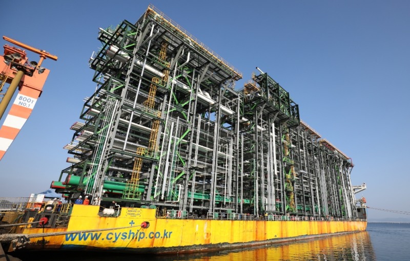 모듈을 실은 배가 출발을 기다리고 있다. / 사진제공=삼성엔지니어링