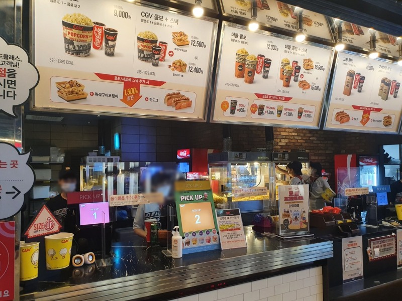 코로나19로 어려웠던 영화관 매점은 단계적 일상회복으로 손님이 늘자 바빠보였다./사진=나선혜기자