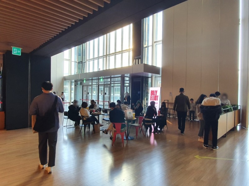 백신패스관을 기다리는 시민들의 손에는 팝콘을 비롯한 음식이 들려 있었다./사진=나선혜기자