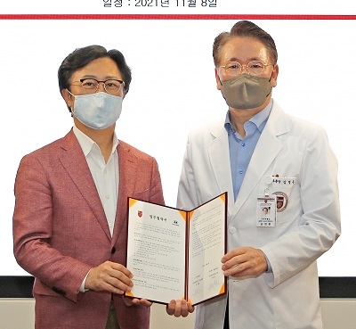 지영조 현대차그룹 이노베이션담당 사장(왼쪽)과 김영훈 고려대학교의료원 의무부총장 겸 의료원장. 제공=현대차.