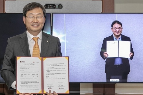 정진택 고려대 총장(왼쪽)과 김흥식 LG에너지솔루션 CHO(최고 인사 책임자) 부사장.