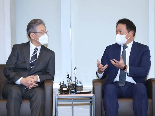 회동을 갖는 최태원 대한상공회의소 회장(사진 오른쪽)과 이재명 더불어민주당 제20대 대통령선거 후보(사진 왼쪽).