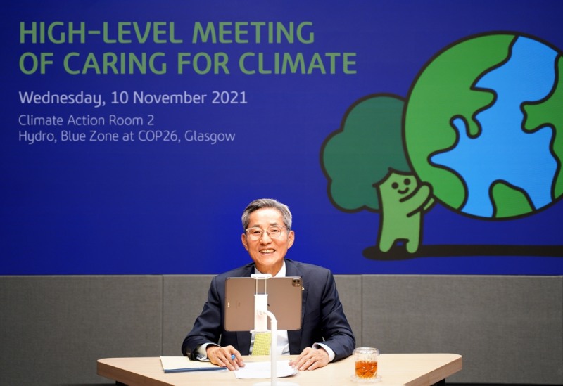 <br />윤종규 KB금융그룹 회장이 10일 서울 여의도 KB국민은행 신관에서 ‘기후변화 대응을 위한 최고위급 회의(High-Level Meeting of Caring for Climate)’에 참여하고 있다./사진=KB금융그룹