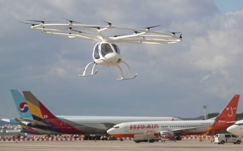 ‘도심항공교통(UAM) 비행 시연 행사’가 11일 서울 김포비즈니스항공센터에셔 열린 가운데 블로콥터가 시험 비행을 하고 있다. / 사진제공=LX공사