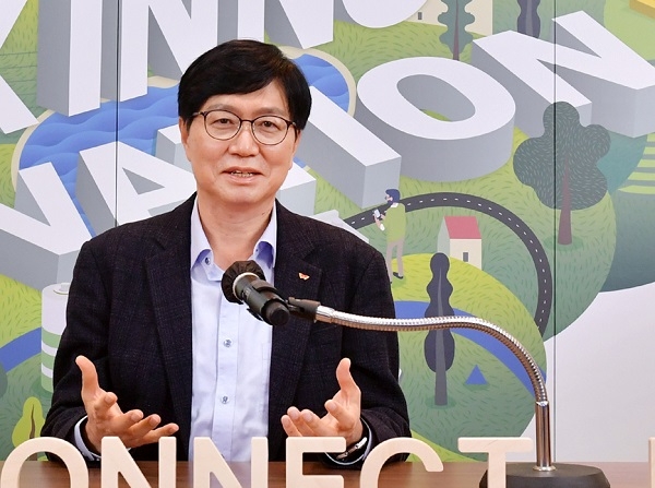 이성준 SK이노베이션 환경과학기술원장이 12일 서울 종로구 SK서린빌딩에서 화상회의 시스템을 통해 참석자들에게 회사의 친환경 비전과 핵심 기술 개발 방향을 설명하고 있다. 제공=SK이노베이션.