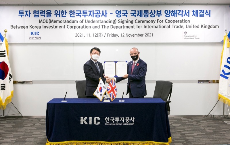 한국투자공사(KIC)는 12일 오전 서울 중구 KIC 본사에서 영국 국제통상부(UK Department for International Trade)와 투자 협력을 위한 양해각서(MOU)를 체결했다. 진승호 KIC 사장(왼쪽)과 마이크 프리어(Mike Freer) 영국 국제통상부 부장관이 협약 체결 후 기념 촬영을 하고 있다. / 사진제공= 한국투자공사(KIC)(2021.11.12)