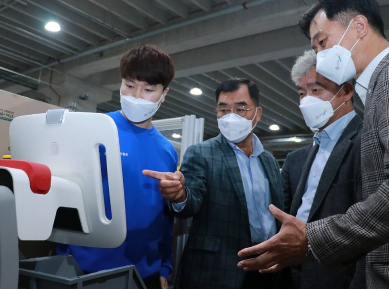 CJ대한통운 강신호 대표이사(왼쪽 두번째)와  주요 경영진들이 경기도 동탄 소재 TES 이노베이션 센터에서 '자율주행 이송로봇(AMR)'을 기반으로 한 '오더피킹 시스템' 시연을 보고 있다. /사진제공=CJ대한통운