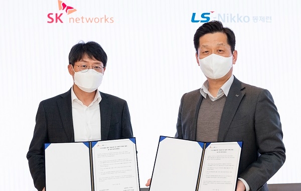 김윤의 SK네트웍스 정보통신사업부장(왼쪽)과 최태선 LS니꼬동제련 원료부문장. 제공=SK네트웍스.