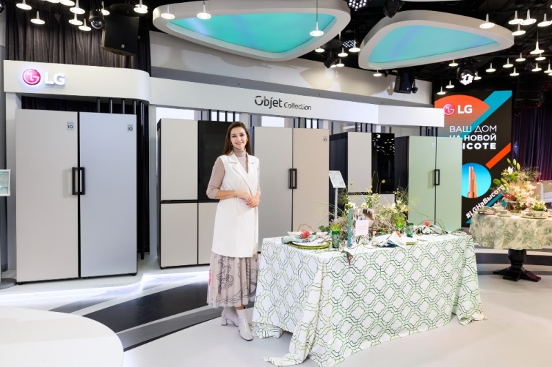 배우 글라피라 타르하노바(Glafira Tarkhanova)가 러시아 모스크바에서 LG 오브제컬렉션을 체험하고 있다. 사진=LG전자ㅏ