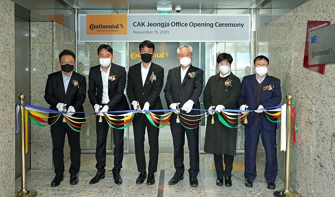 (왼쪽부터) 콘티넨탈코리아 차량네트워킹/정보 CE 사업부 조성훈 이사, 커넥티드카네트워킹 사업부 강형구 상무, 한마음협의회 대표 조영일 차장, 콘티넨탈코리아 오희근 대표, CFO 권정은 상무, HMI 사업부 장재균 전무. 제공=콘티넨탈코리아.