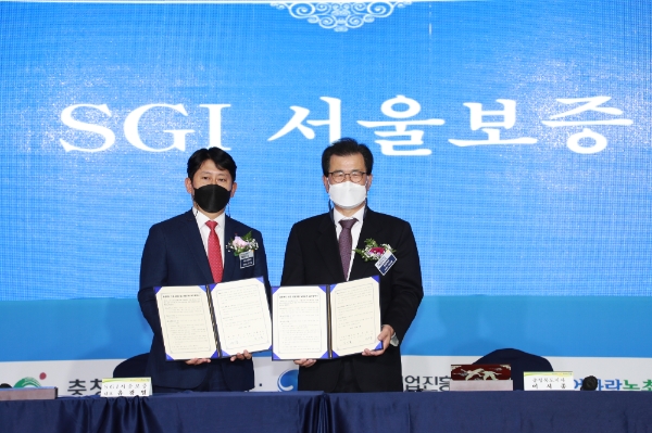 17일 충북 청주시에서 열린 충청북도 ‘기업인의 날’ 행사 중 유광열 SGI서울보증 대표이사(왼쪽)와 이시종 충청북도 도지사가 ‘충청북도 인증기업 보증지원 업무협약’ 후 기념촬영을 하고 있다./사진제공= SGI서울보증보험