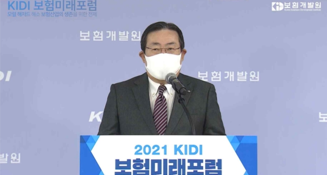 강호 보험개발원 원장이 18일 오후 2시, '2021 KIDI 보험미래포털'에서 개회사를 진행했다./사진제공= 보험개발원