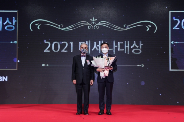 한화손해보험은 17일 소공동 웨스틴조선호텔에서 열린 21 한국메세나대회에서 ‘창의상’을 수상했다. 정진택 전략기획실 전무(사진 오른쪽)가 수상 후 김희근 한국메세나협회장과 기념촬영을 하고 있다./사진제공= 한화손해보험