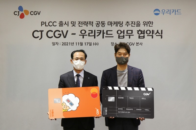 김정기 우리카드 대표이사와 허민회 CJ CGV 대표이사(오른쪽)가 기념사진을 촬영하고 있다. /사진제공=우리카드