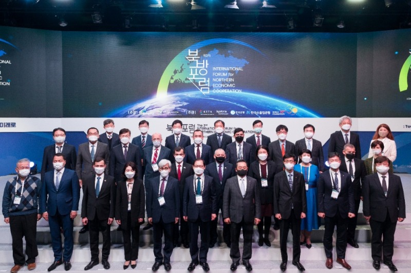 방문규 한국수출입은행장(앞줄 오른쪽에서 세 번째)이 18일 오전 서울 중구 신라호텔에서 북방 국가들과 수교 30주년 진입을 기념해 열린 '제3차 북방포럼'에서 북방 국가 정책당국자 및 관계자들과 기념촬영하고 있다./사진=한국수출입은행
