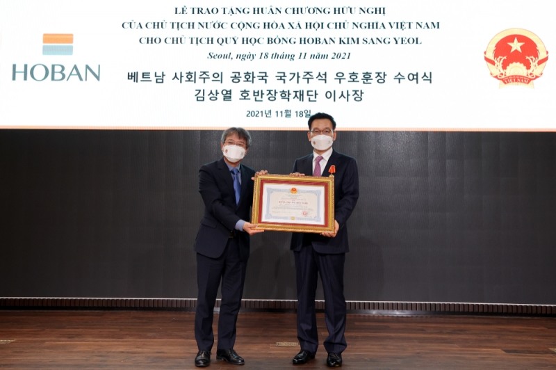 왼쪽부터 응우옌 부 뚱(Nguyen Vu Tung) 주한베트남대사, 김상열 호반장학재단 이사장 / 사진제공=호반건설