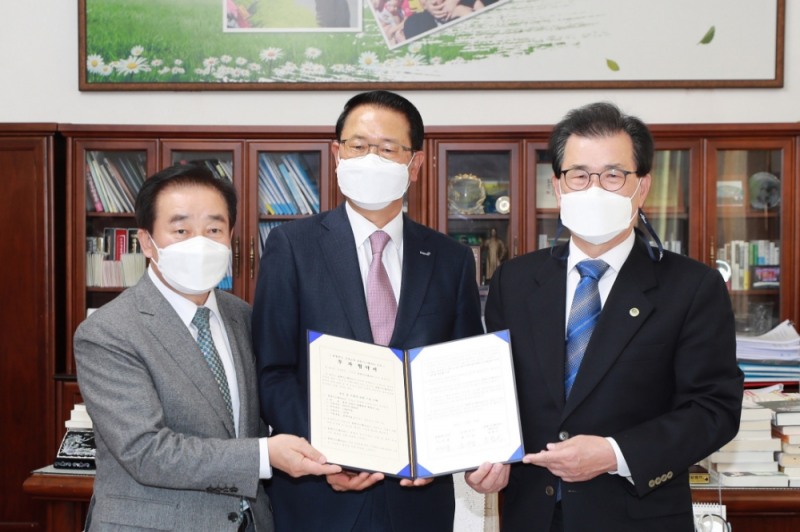 조점근 동원시스템즈 대표이사(가운데). 이시종 충북도지사(오른쪽). 송기섭 진천군수(왼쪽)가 19일 충북도청에서 진행된 투자 양해각서 체결식에서 기념사진을 촬영하고 있다./사진제공=동원그룹