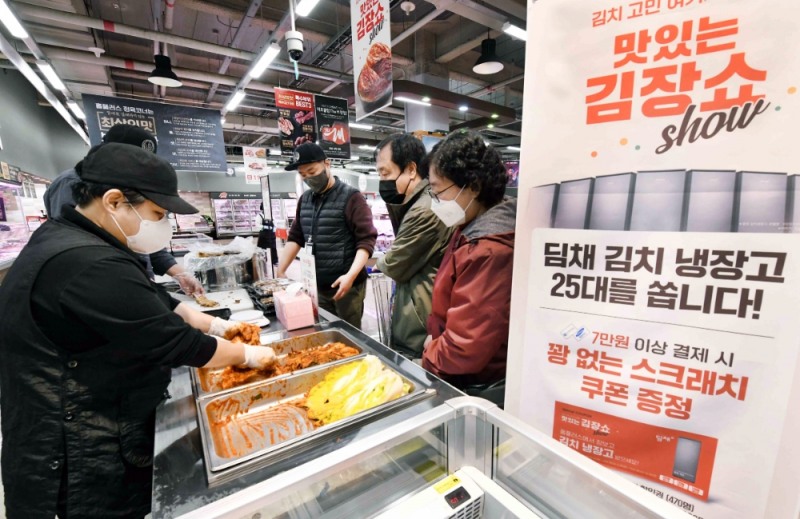 홈플러스 매장서 갓 담근 김장김치·수육 판매./ 사진제공 = 홈플러스