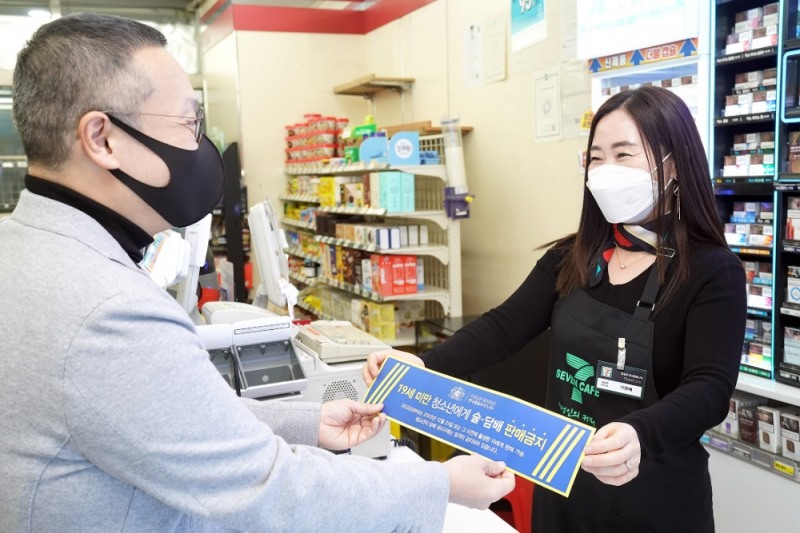 소매점주들에게 청소년 흡연 예방 스티커를 전달하는 백영재 대표./ 사진제공 = 한국필립모리스