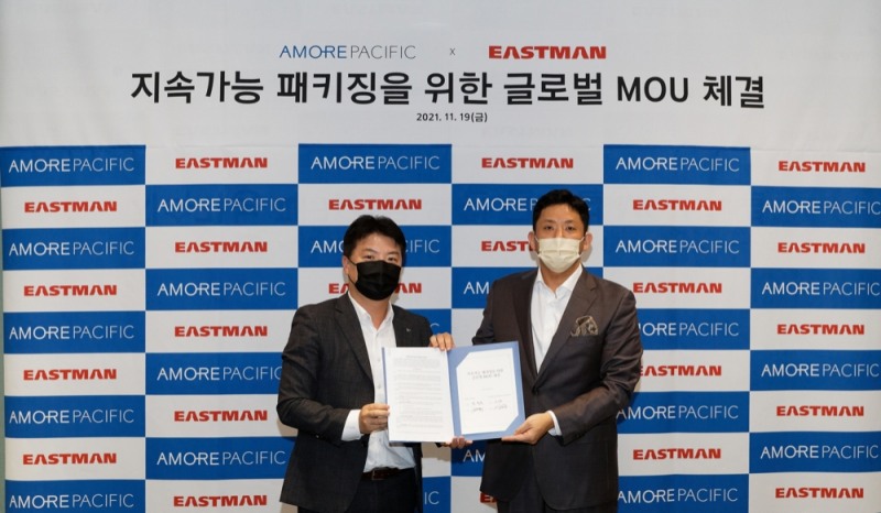 (왼쪽부터) 아모레퍼시픽 개발, 구매 디비전장 정창욱 상무와 이스트만 김지후 이사가 지속가능 패키징을 위한 업무협약을 체결했다./사진제공=아모레퍼시픽