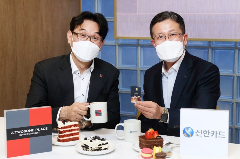 이상무 투썸플레이스 영업마케팅 부문장와 이석창 신한카드 페이플랫폼 그룹장(오른쪽)이 기념사진을 촬영하고 있다. /사진제공=신한카드 