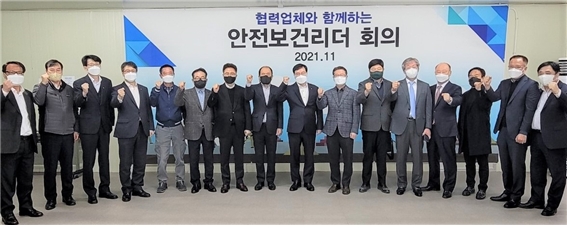 김충식 SM삼환기업 대표(우측 여덟 번째)와 권이돈 성보씨엔티 대표(우측 다섯 번째) 등 삼환기업 경영진과 협력업체 대표들이 중대재해 ‘제로(ZERO)’ 달성을 위해 파이팅을 외치고 있다. / 사진제공=SM삼환기업