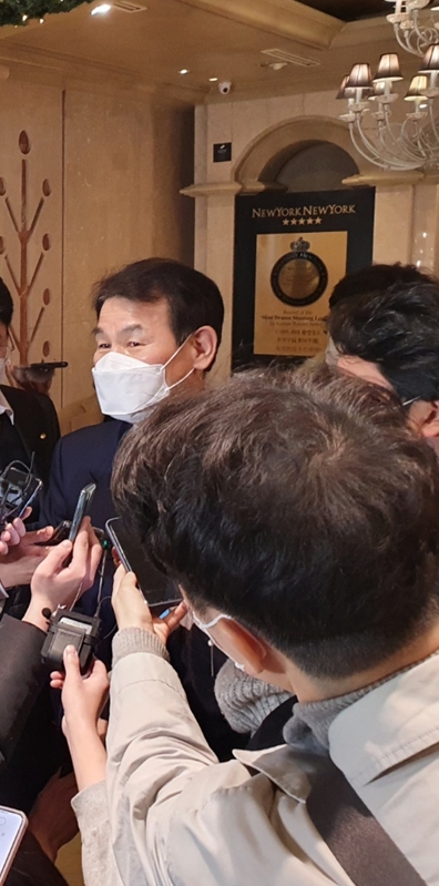 정은보 금융감독원장이 23일 여의도 켄싱턴 호텔에서 열린 증권사 CEO 간담회를 마치고 기자들과 질의응답을 하고 있다. / 사진= 한국금융신문(2021.11.23)