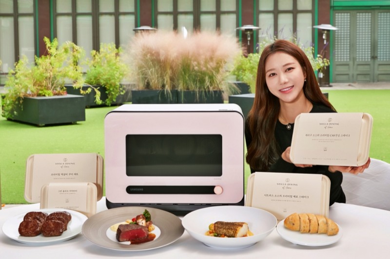 신개념 조리기기 '비스포크 큐커'와 전용 밀키트 '신라 다이닝 앳 홈' 3종. 사진=삼성전자