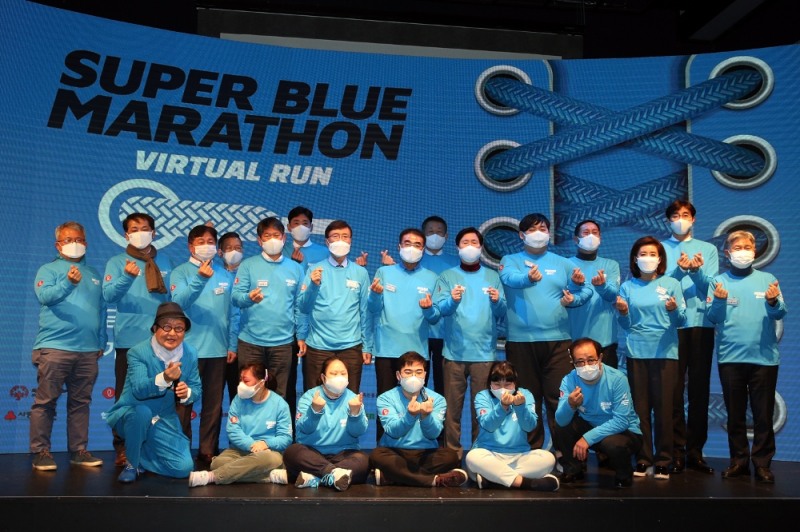 사진은 23일 블루스퀘어에서 진행된 슈퍼블루 마라톤 개막식 기념사진(왼쪽 4번째부터) 이용훈 SOK 회장, 신진식 홍보대사, 김용직 SOK 수석부회장, 고수찬 롯데지주 커뮤니케이션실장, 고흥길 전 SOK 회장, (오른쪽 3번째) 나경원 SOK 명예회장, (오른쪽 2번째) 김세진 홍보대사./ 사진제공 = 롯데지주