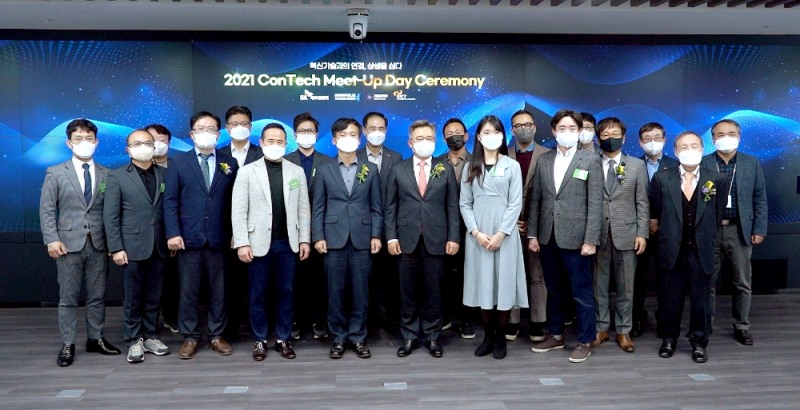 박경일 SK에코플랜트 사장(앞줄 왼쪽 여섯번째)과 선정 기업 대표들이 기념촬영을 하고 있다. / 사진제공=SK에코플랜트