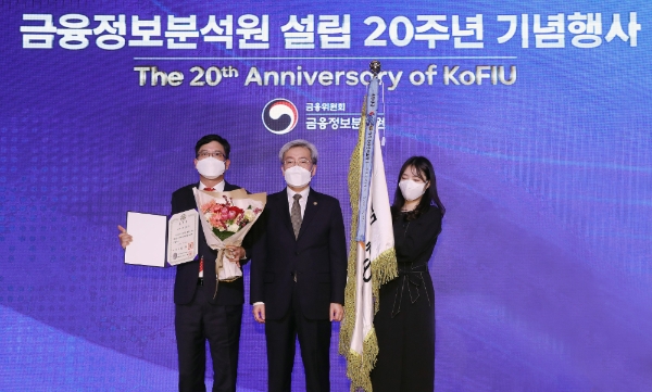 강성수 한화손해보험 강성수 대표(사진 왼쪽)가 23일 금융위원회 주최로 소공동 롯데호텔 크리스털 볼룸에서 열린 ‘제 15회 자금세탁방지의 날’ 행사에서 자금세탁방지 유공기관으로 국무총리 표창을 받은 후 고승범 금융위원장(가운데)과 기념촬영을 하고 있다./사진제공= 한화손해보험